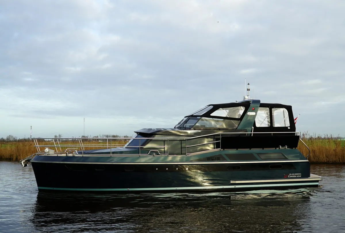 Vri-Jon Yachts Contessa 42 AC: Motorboot afgemeerd op water