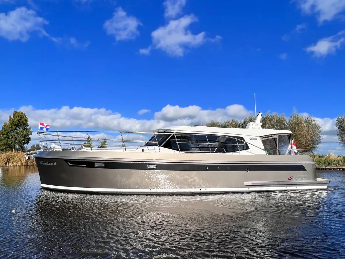 Vri-Jon Yachts Contessa 42 OC: Motorboot varend op water