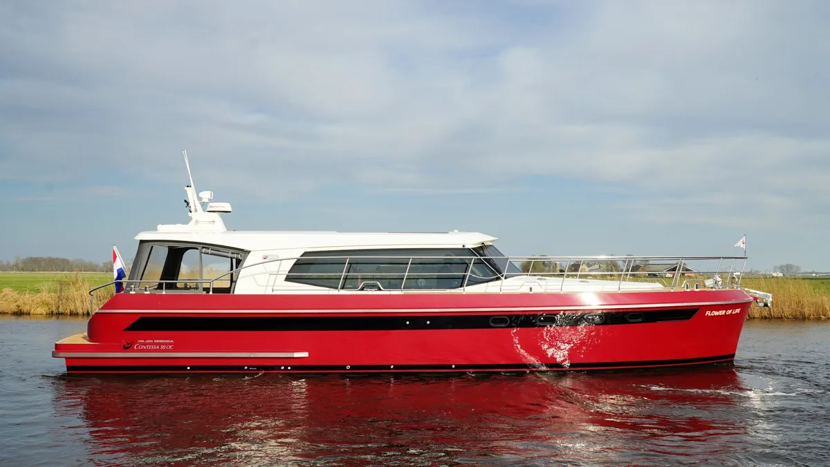 Vri-Jon Yachts Contessa 50 OC: Rode motorboot vaart op water