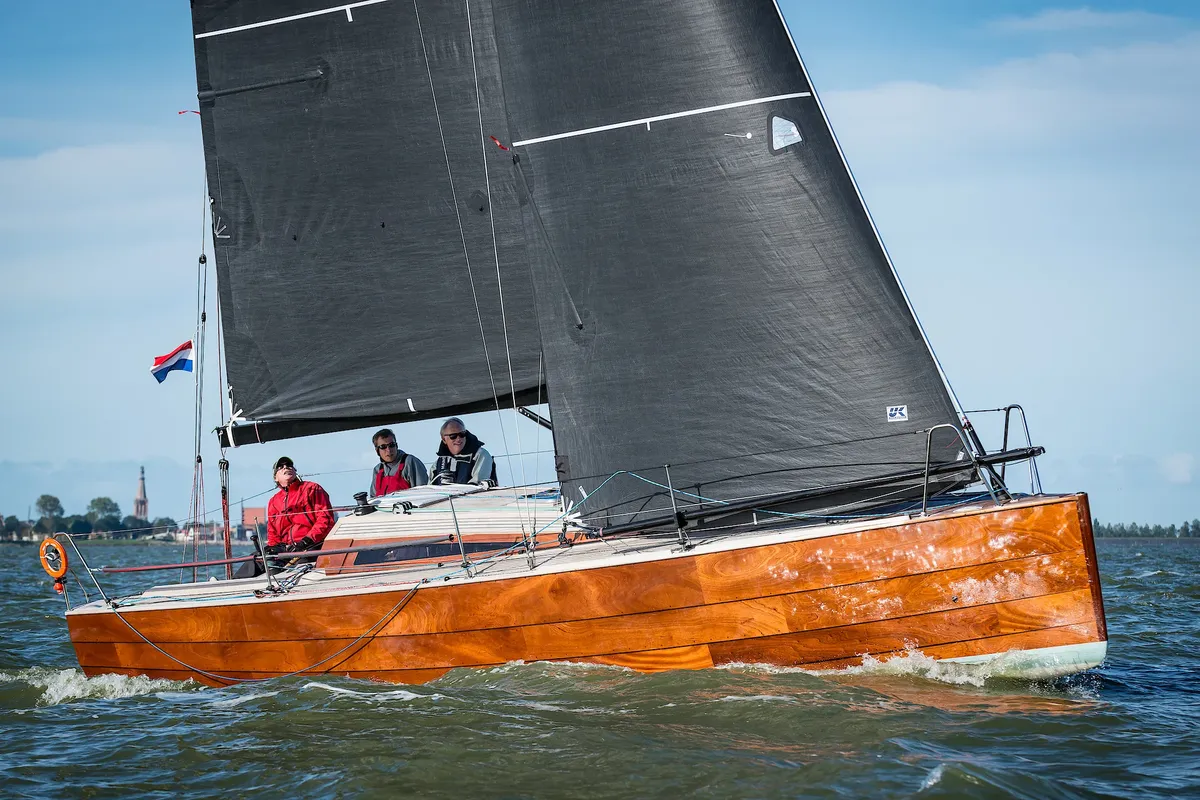 Waarschip 1010 R: Houten zeilboot varend op water