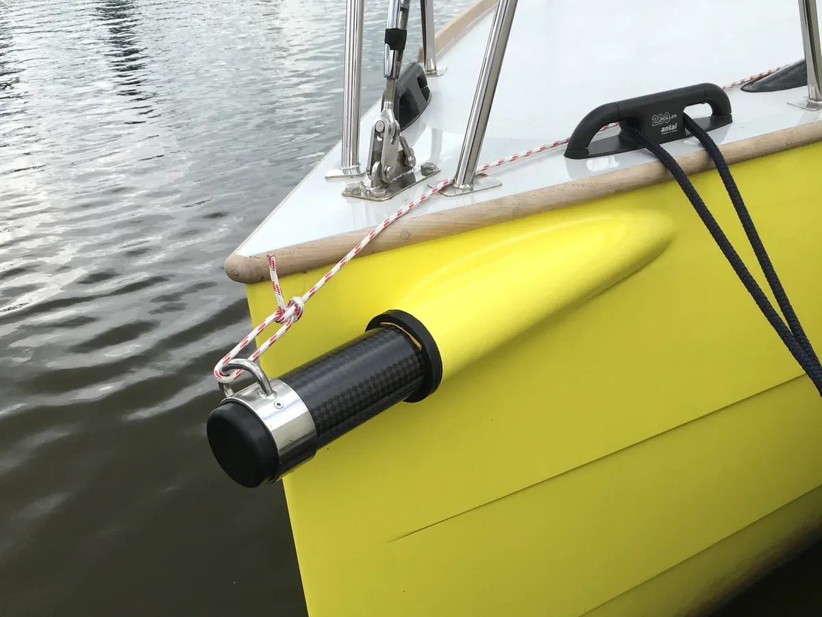 Waarschip 27 CR: Boeg van boot met roller