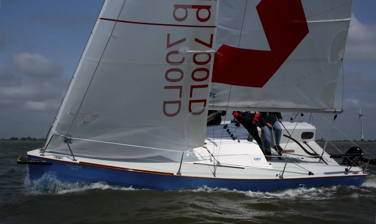 Waarschip 700 CR: Zeilboot varend op water