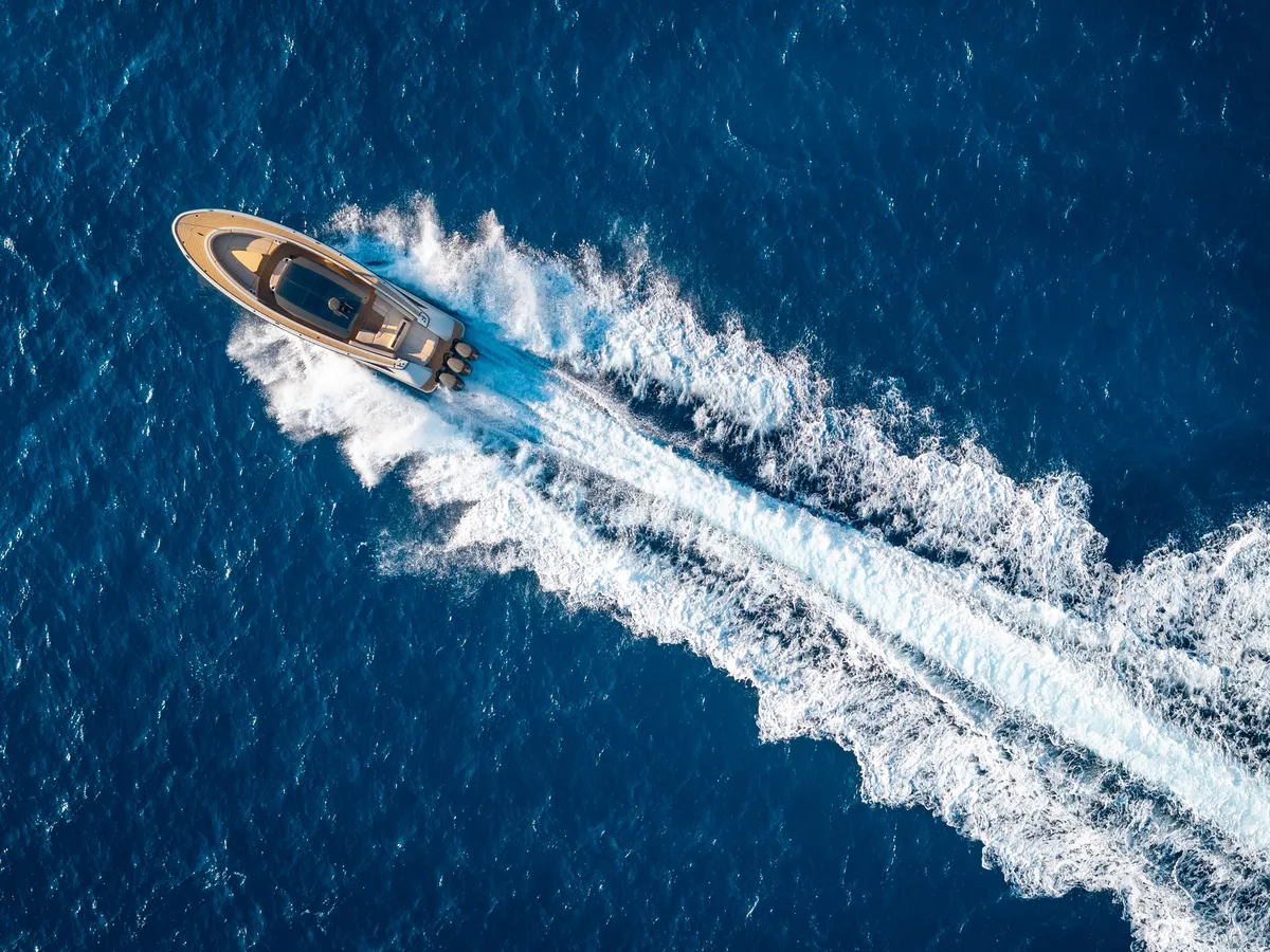 Wajer Yachts 38 S: Boot varend op zee met spoor