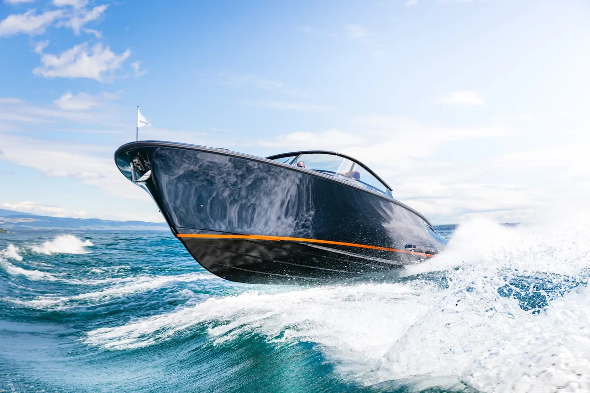 Wajer Yachts 38: Zwarte boot varend op zee