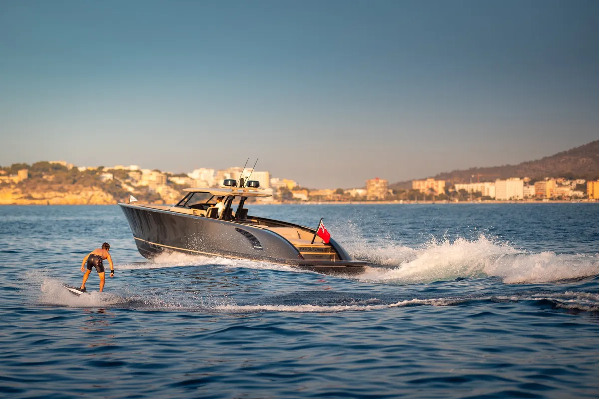 Wajer Yachts 44 S: Boot varend op zee met wakesurfer