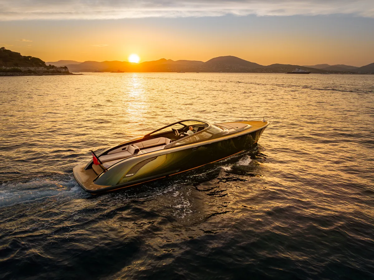Wajer Yachts 44: Speedboot varend bij zonsondergang