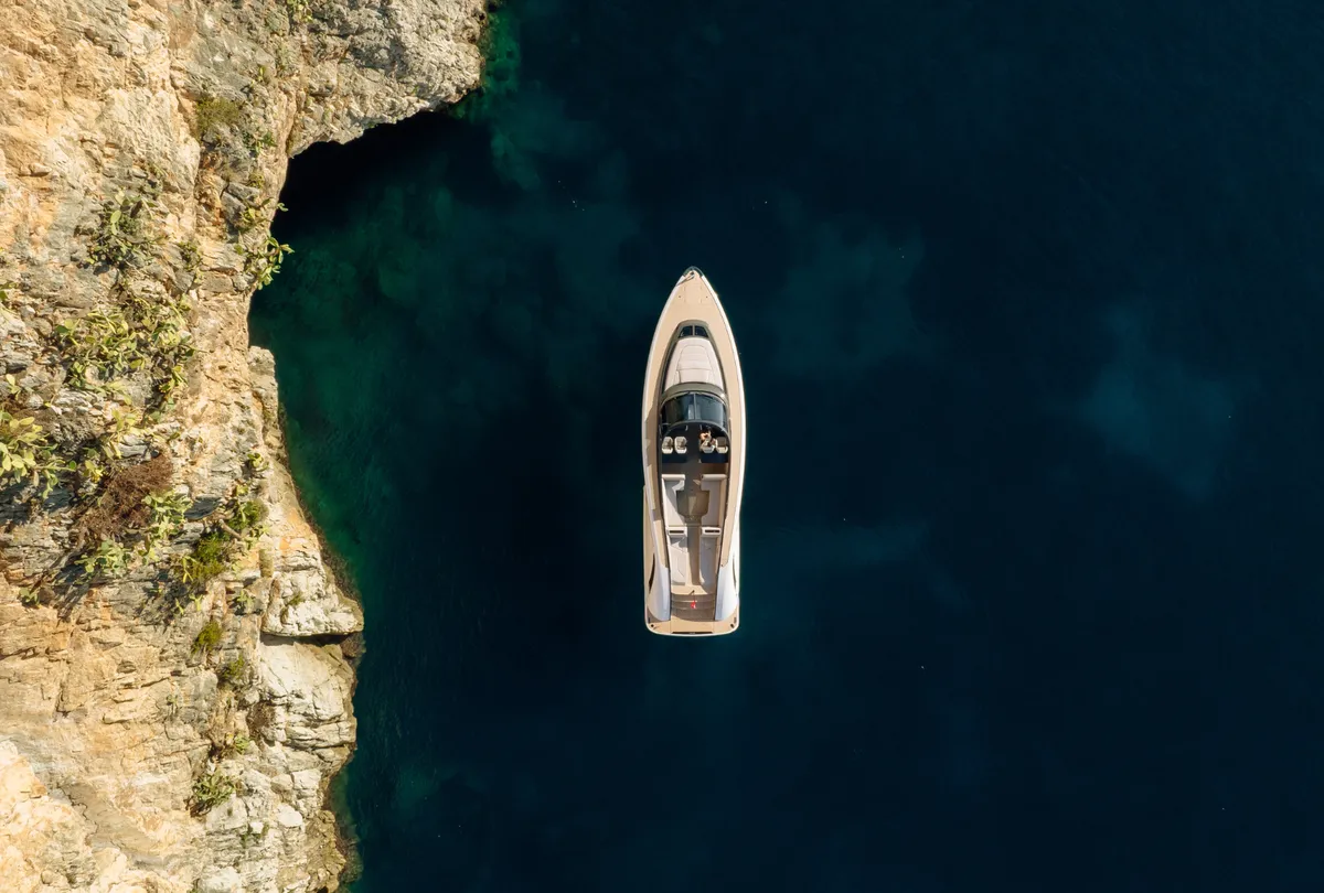 Wajer Yachts 55: Boot bij rotsachtige kust