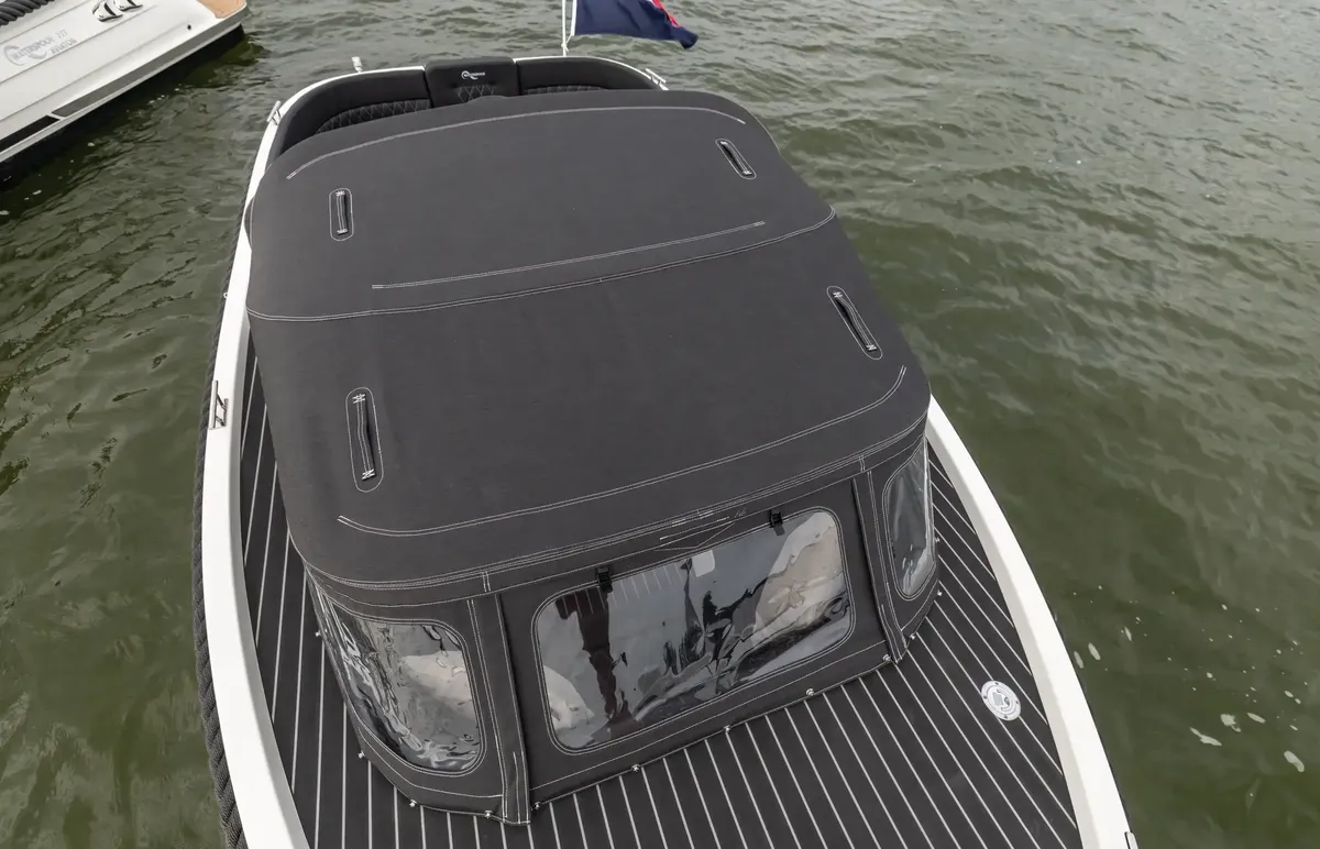 Waterspoor 616 Aviator: Boot met gesloten kap op water