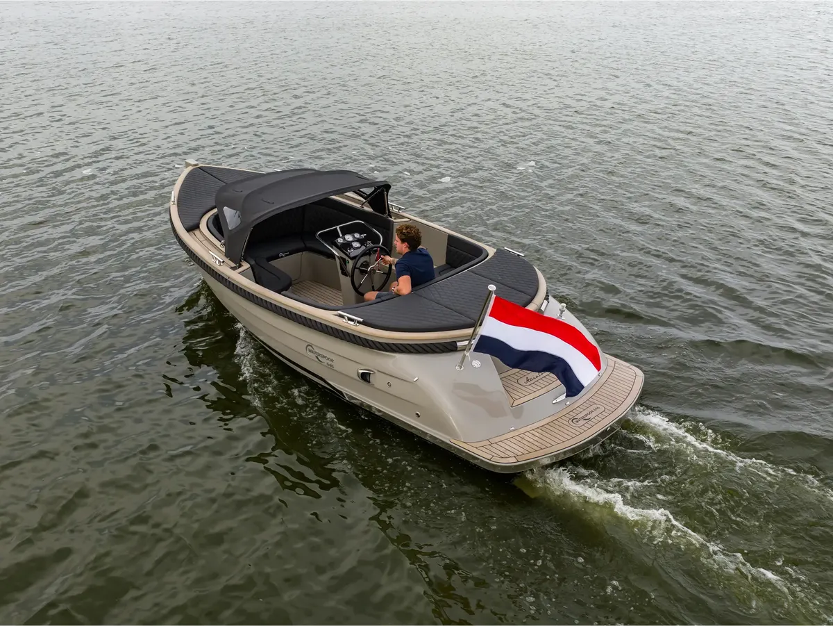 Waterspoor 646 Outboard: Boot varend op water