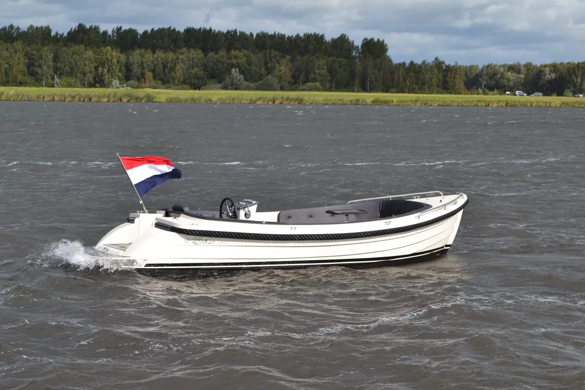 Waterspoor 711: Witte sloep vaart op water