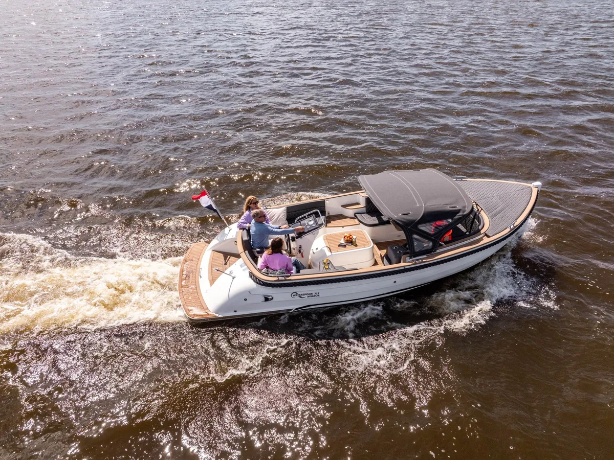 Waterspoor 717 Aviator: Boot varend op water met passagiers