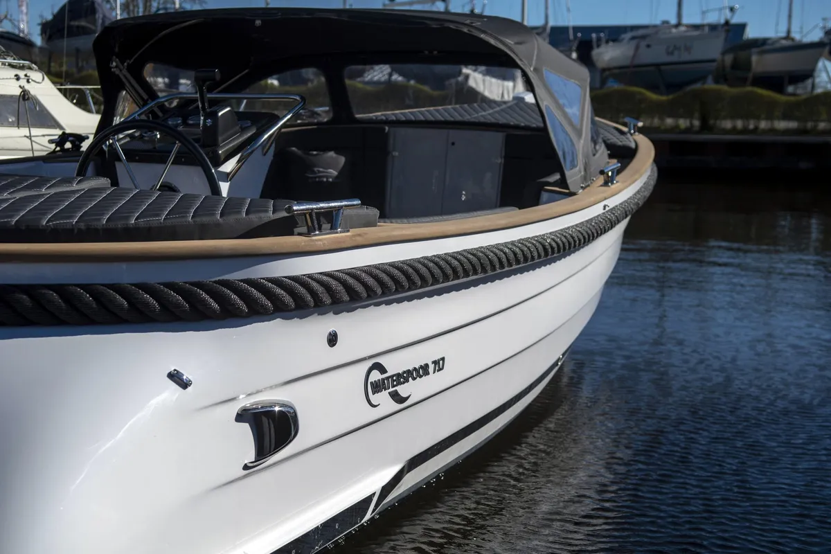 Waterspoor 717 Outboard: Boeg van boot in jachthaven