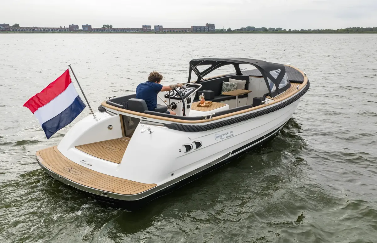 Waterspoor 777 Aviator: Boot varend op water met nederlandse vla