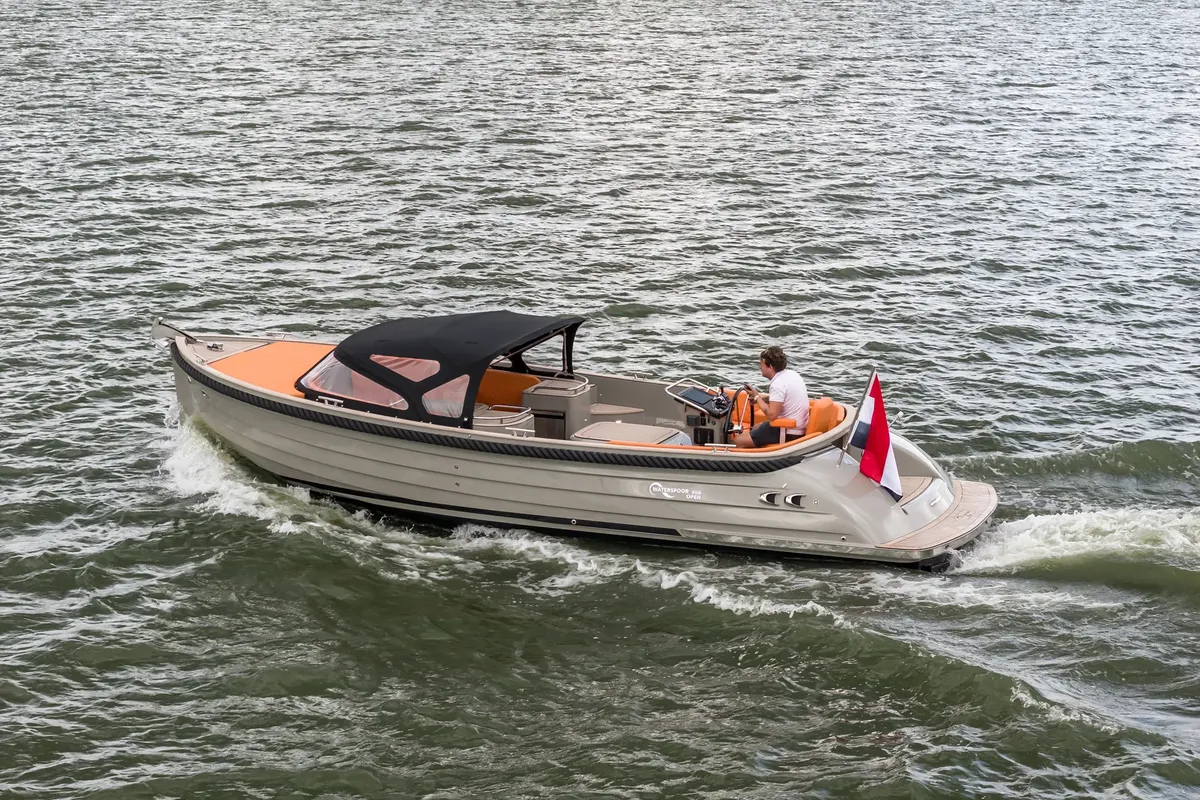 Waterspoor 808 Open: Boot varend op water