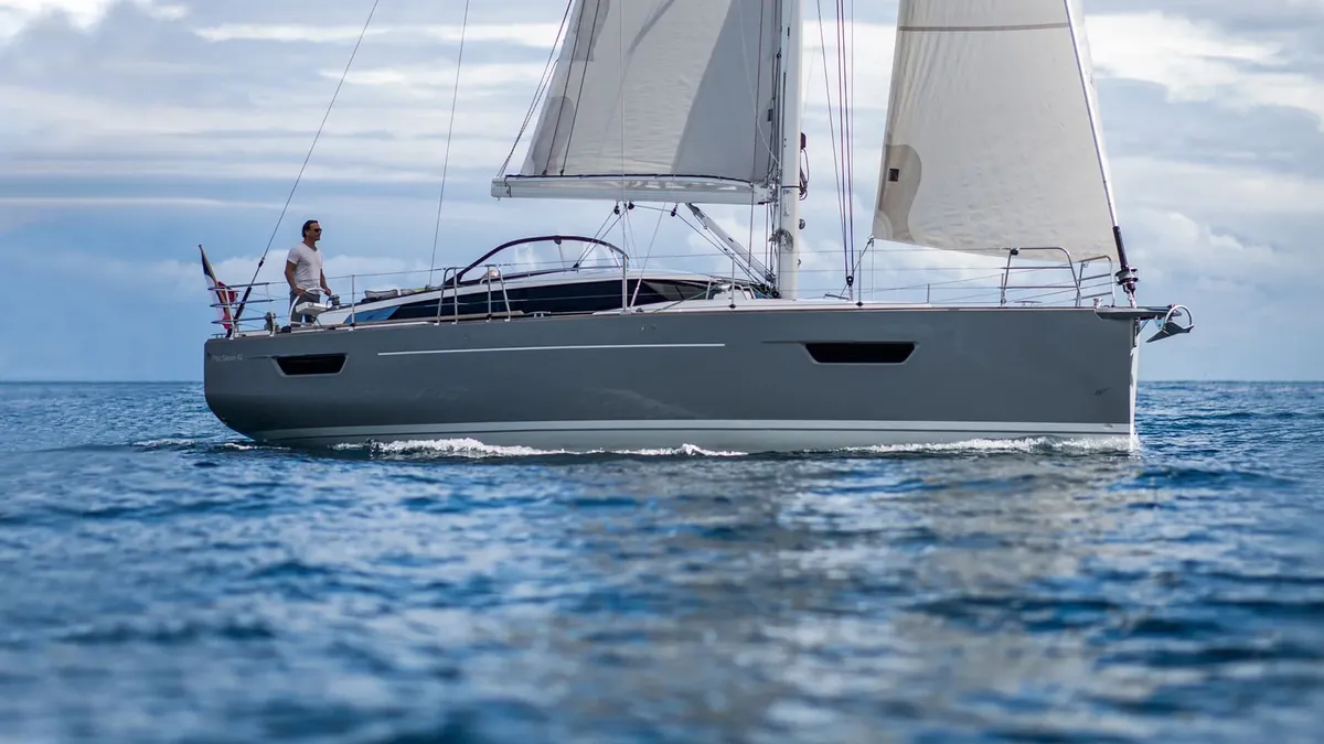 Wauquiez Pilot Saloon 42: Jacht zeilend op zee