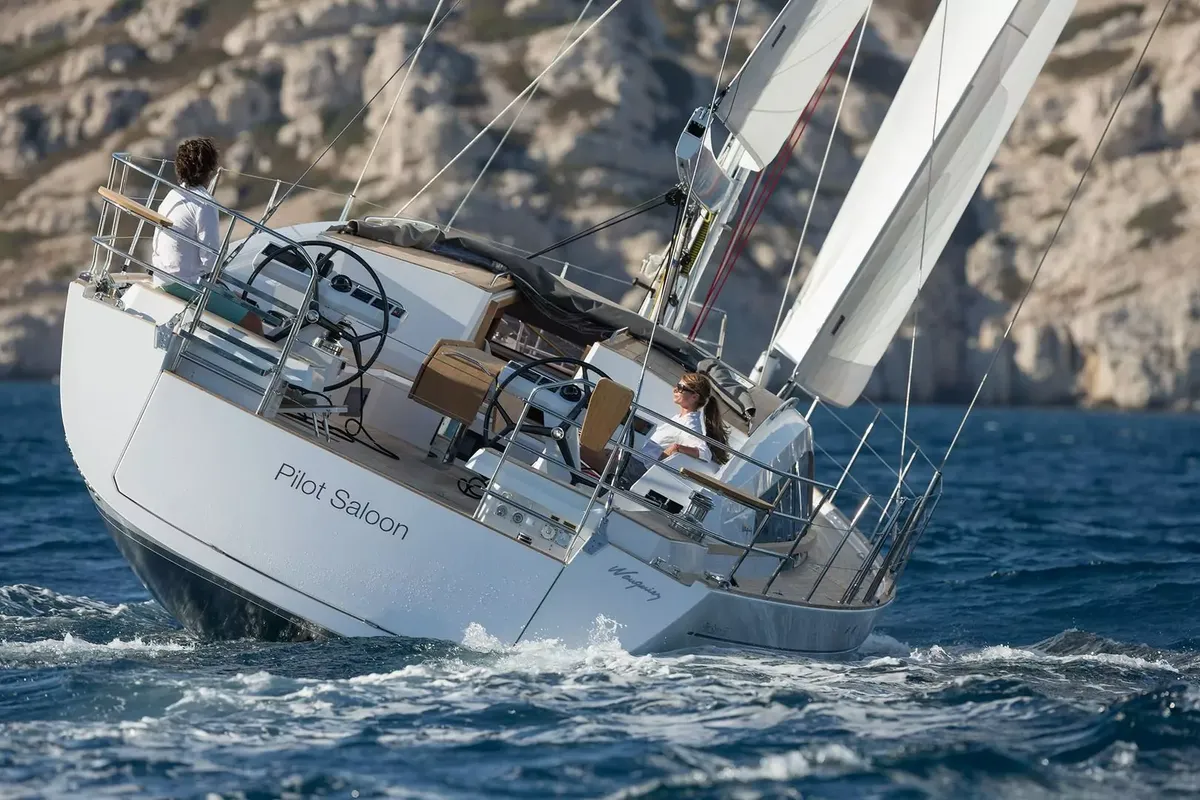 Wauquiez Pilot Saloon 58: Jacht zeilend van achteren