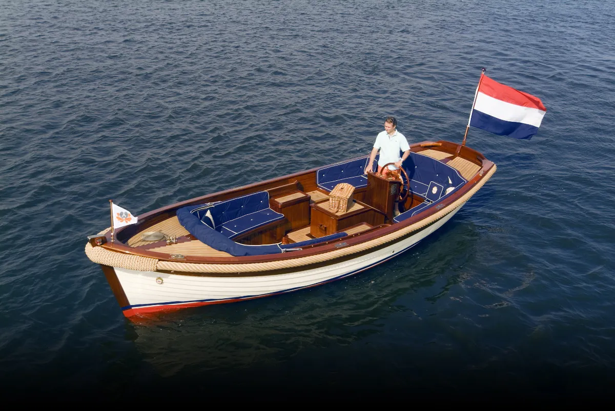 Wester-Engh 750 Classic: Houten sloep met vlag