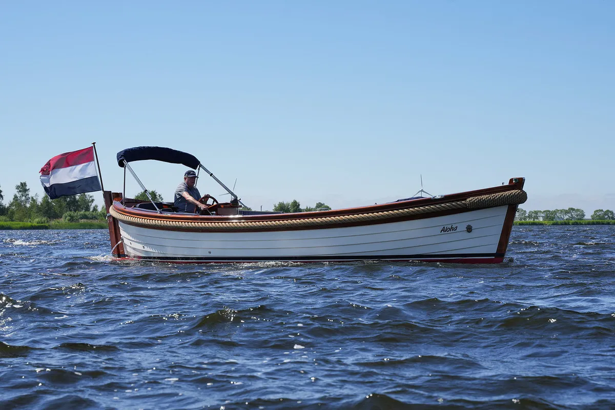 Wester-Engh 800 Classic: Boot varend op water