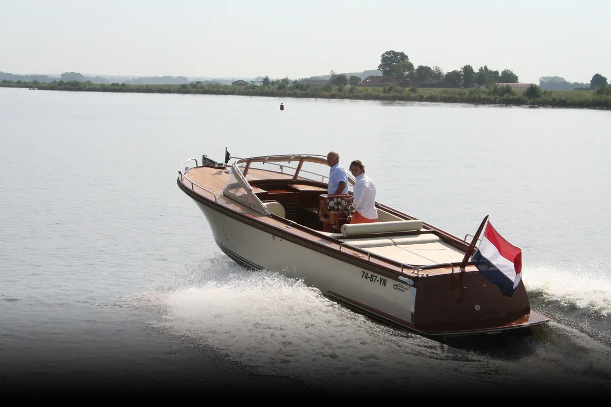 Wester-Engh Beaver 29ft: Houten motorboot vaart over water