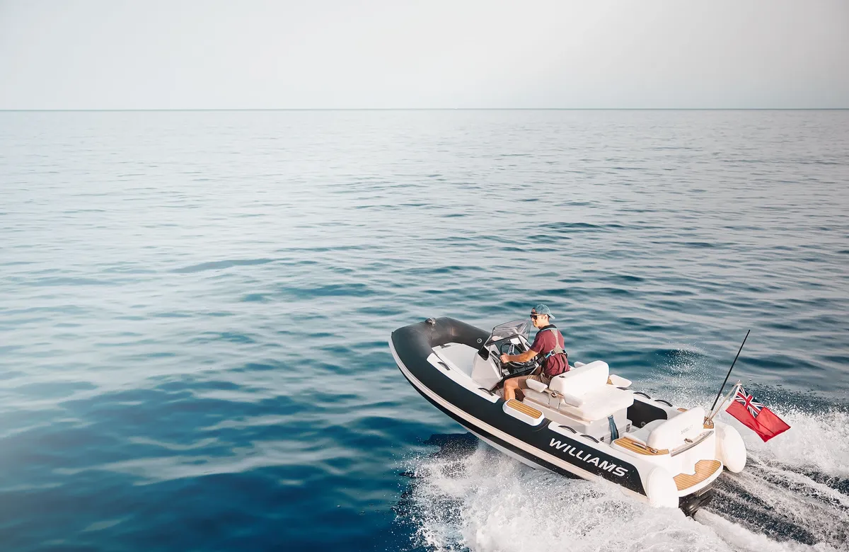 Williams Jet Tenders DieselJet 415: Boot varend op zee