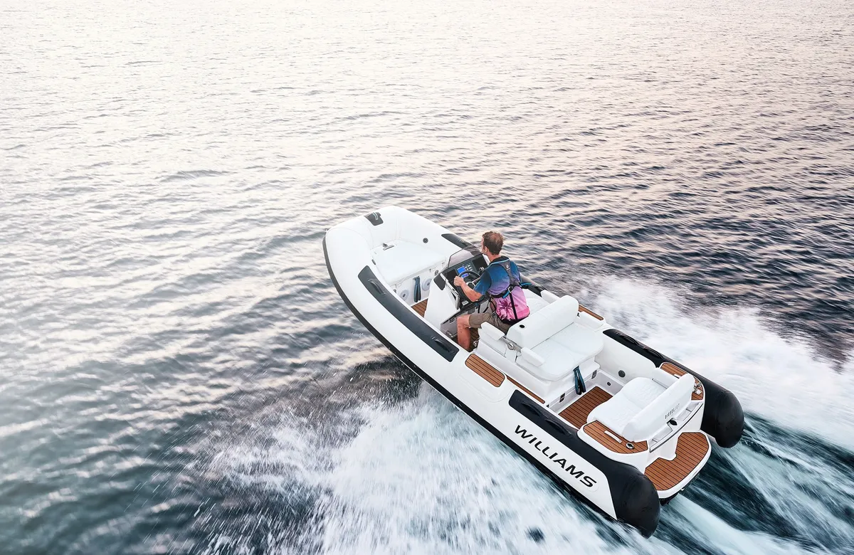 Williams Jet Tenders DieselJet 445: Boot varend op zee