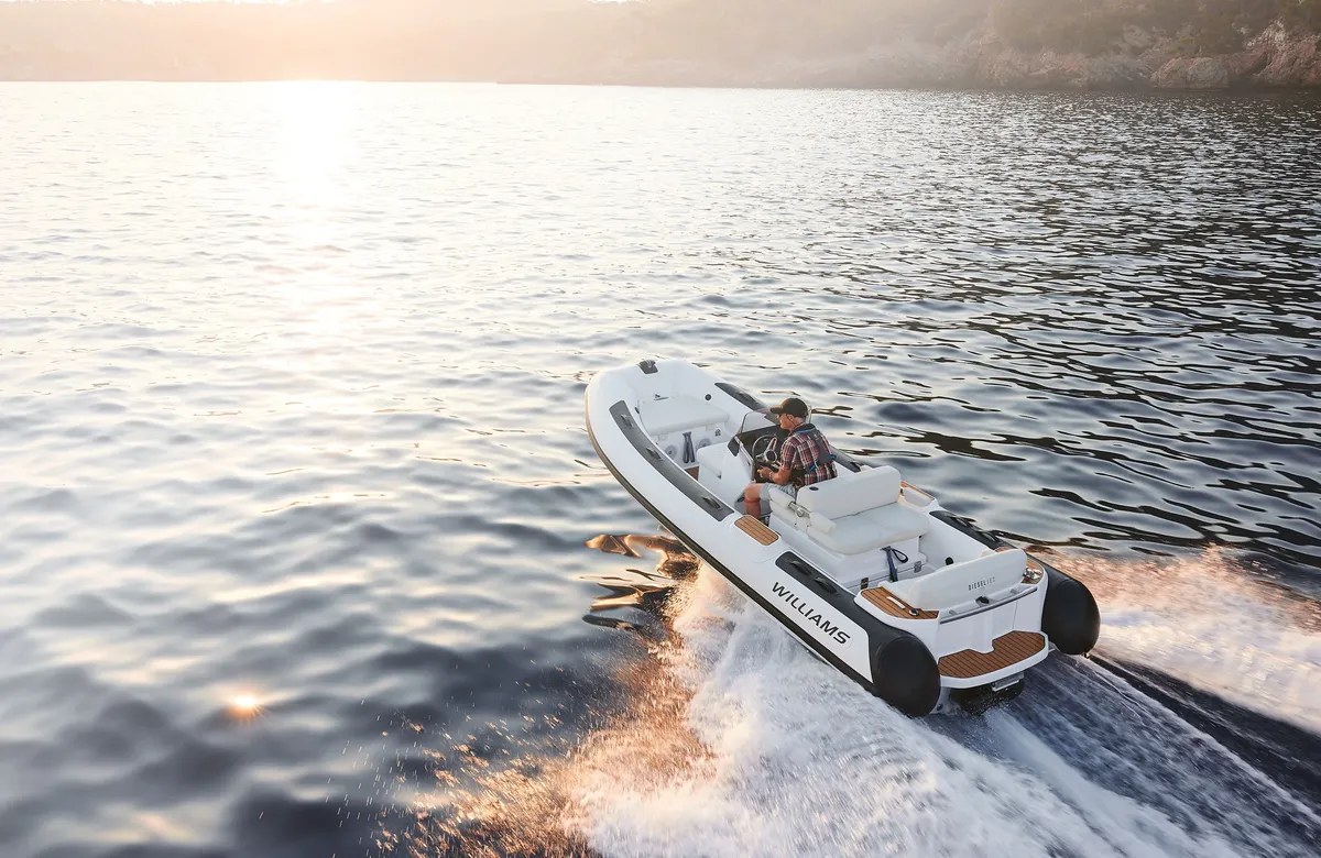 Williams Jet Tenders DieselJet 505: Boot varend op zee