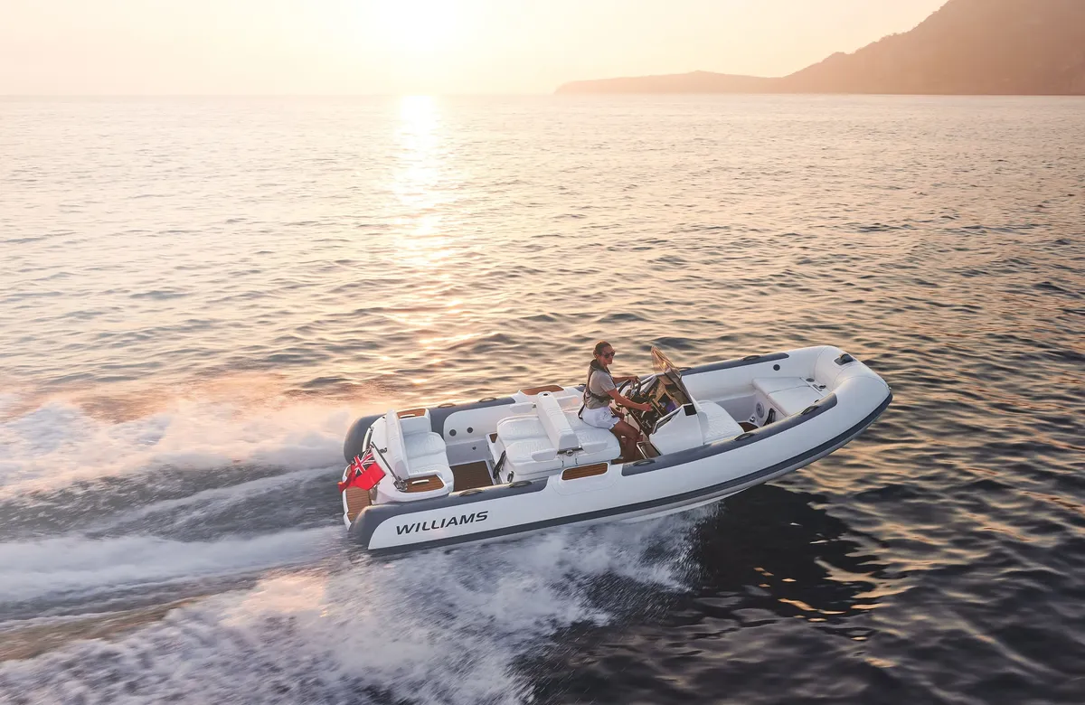 Williams Jet Tenders DieselJet 565: Boot varend op zee bij zonsondergang