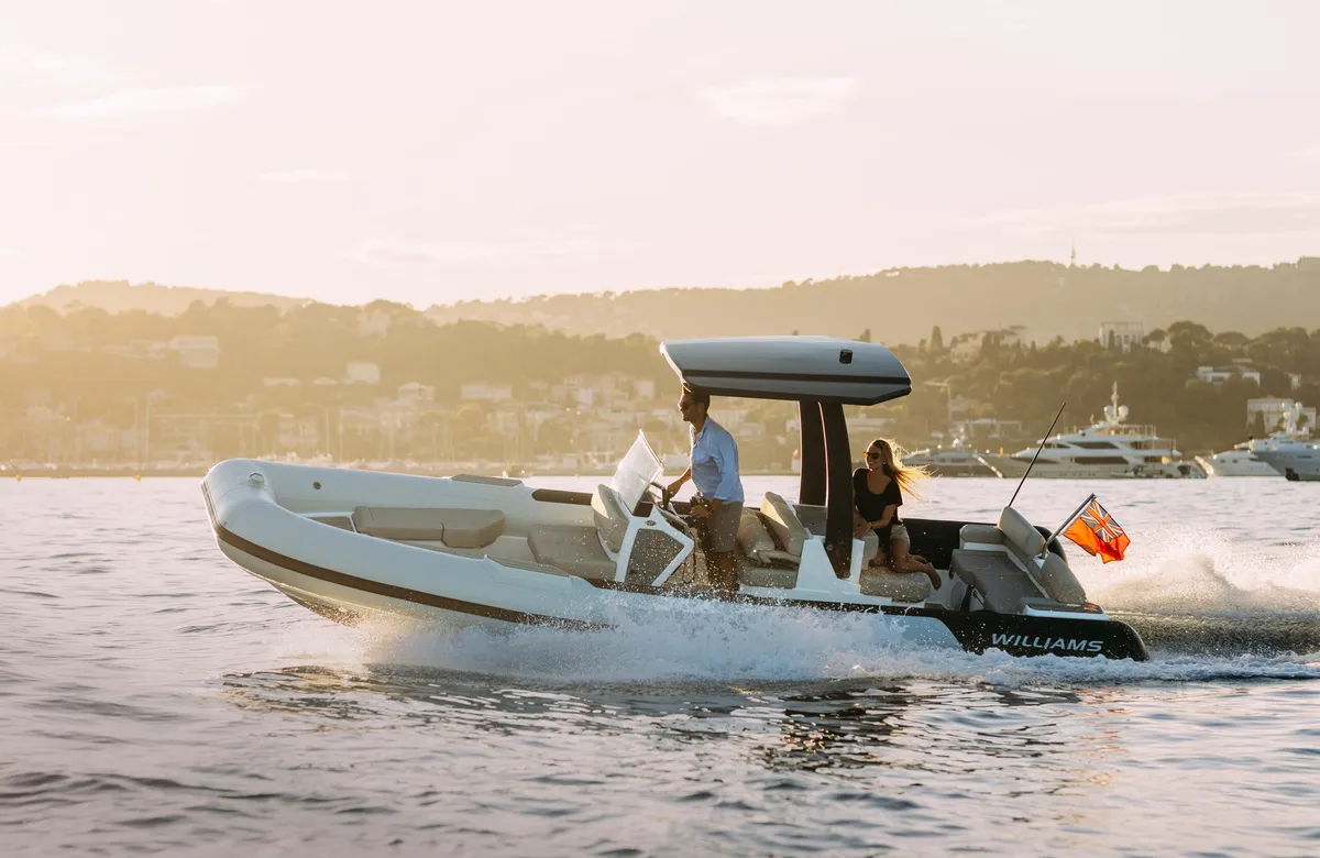 Williams Jet Tenders EvoJet 70: Boot varend op zee bij zonsondergang