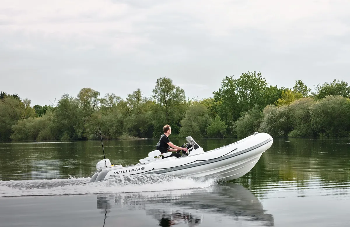 Williams Jet Tenders SOLAS 505: Boot varend op meer