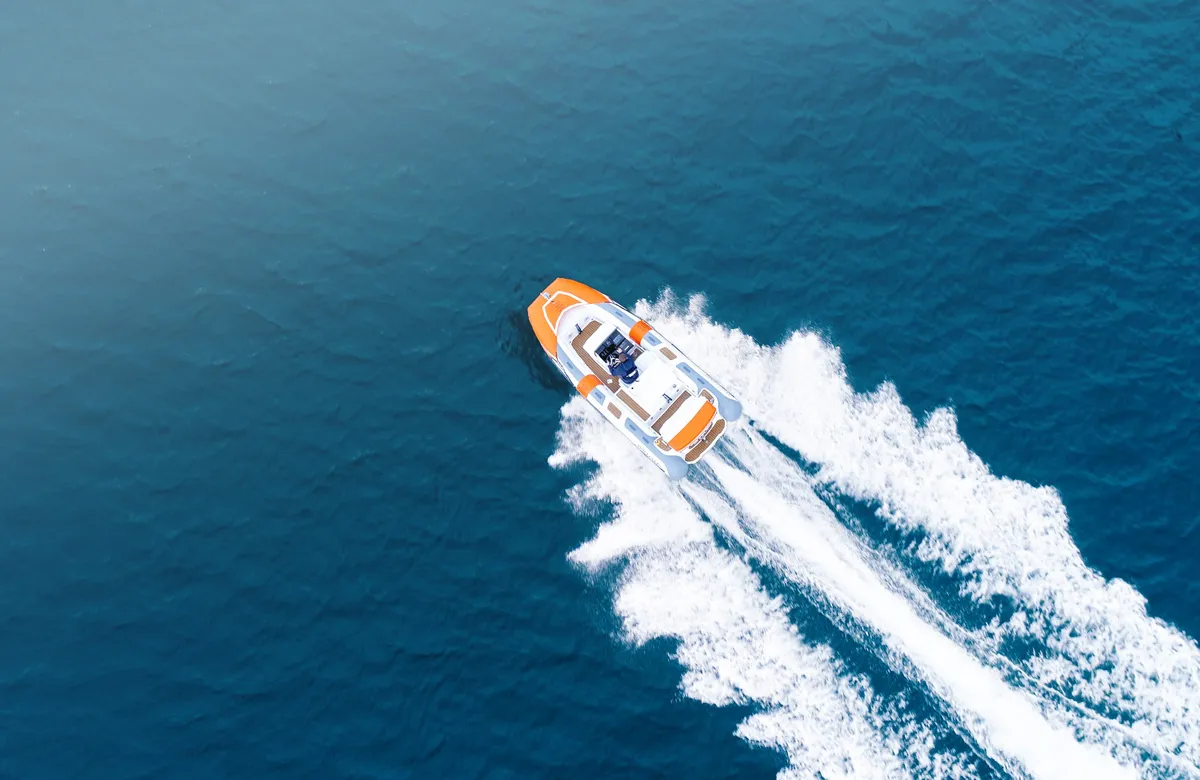 Williams Jet Tenders SOLAS 565: Boot varend op zee met schuim