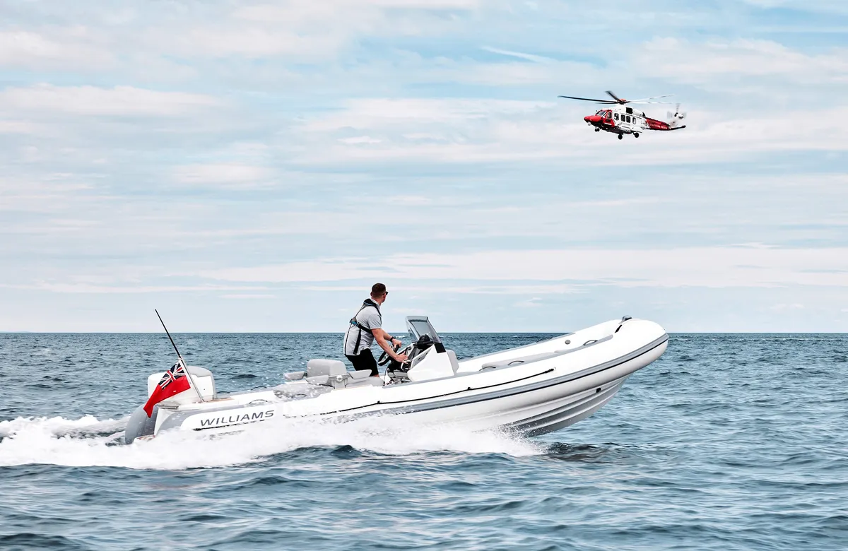 Williams Jet Tenders SOLAS 625: Boot varend op zee met helikopter