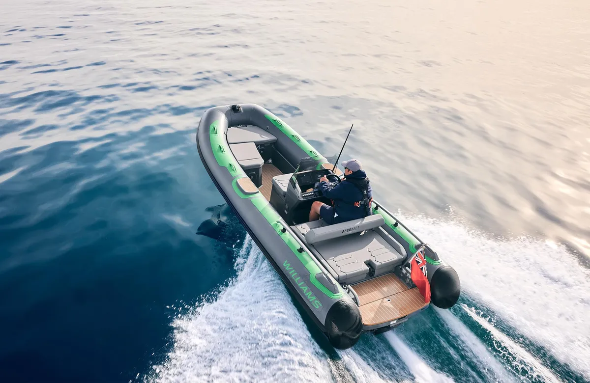 Williams Jet Tenders SportJet 520: Rubberboot varend op zee