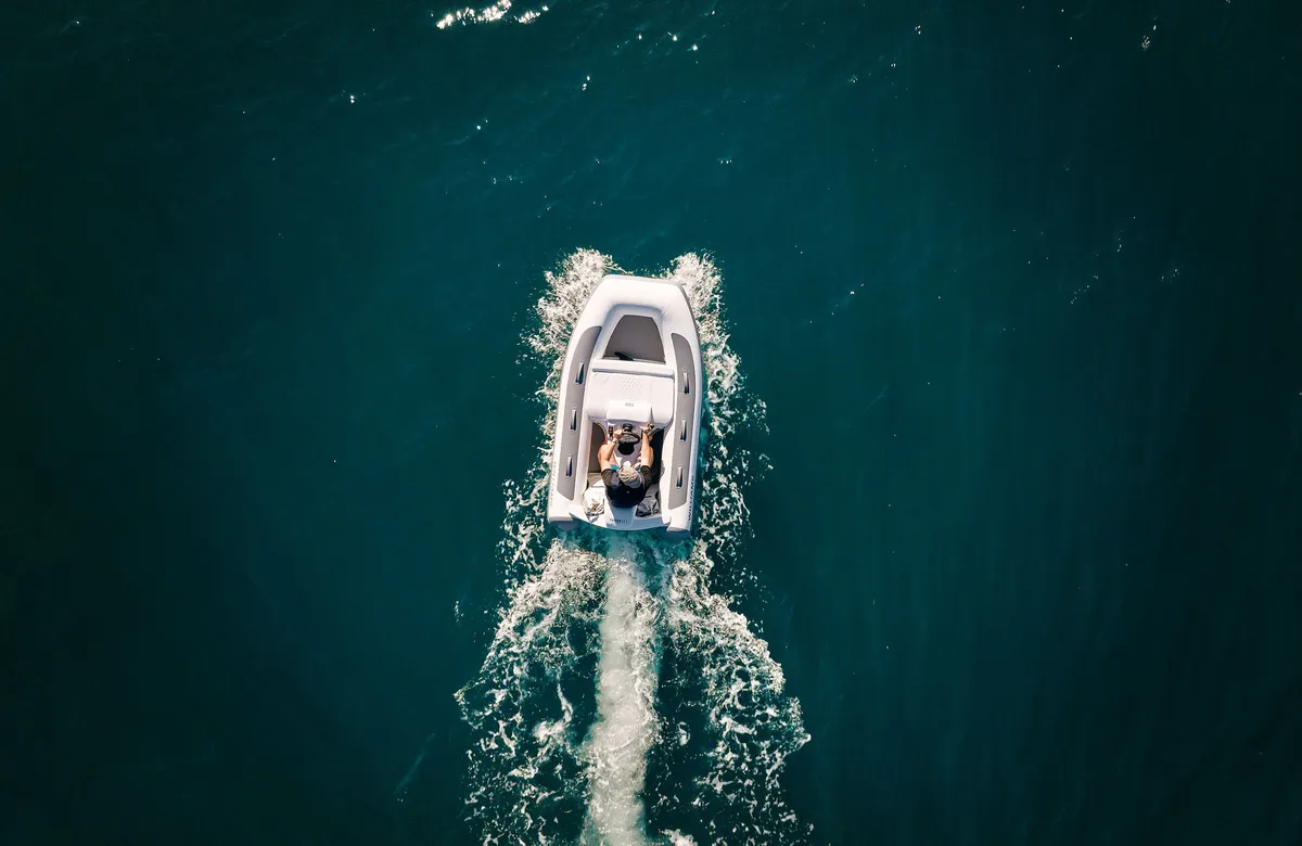 Williams Jet Tenders TurboJet 280MX: Boot van boven varend op zee