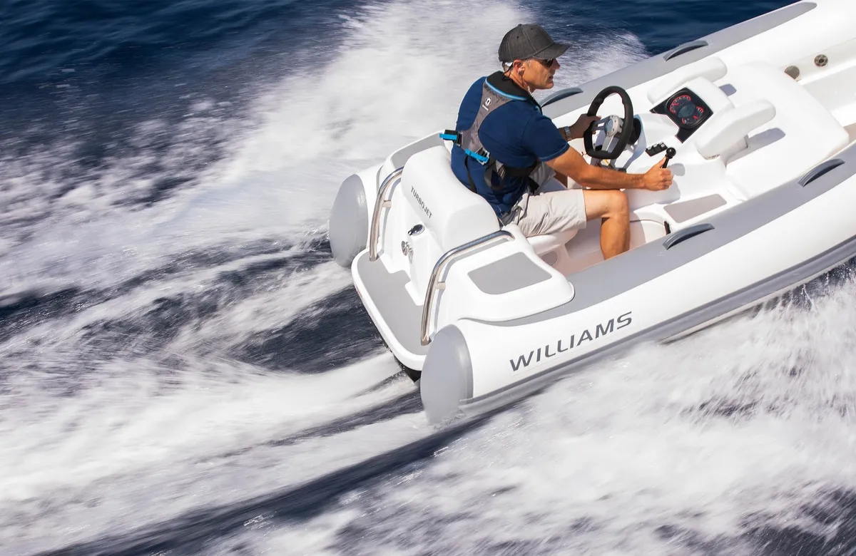 Williams Jet Tenders TurboJet 285LP: Boot varend op zee met bestuurder