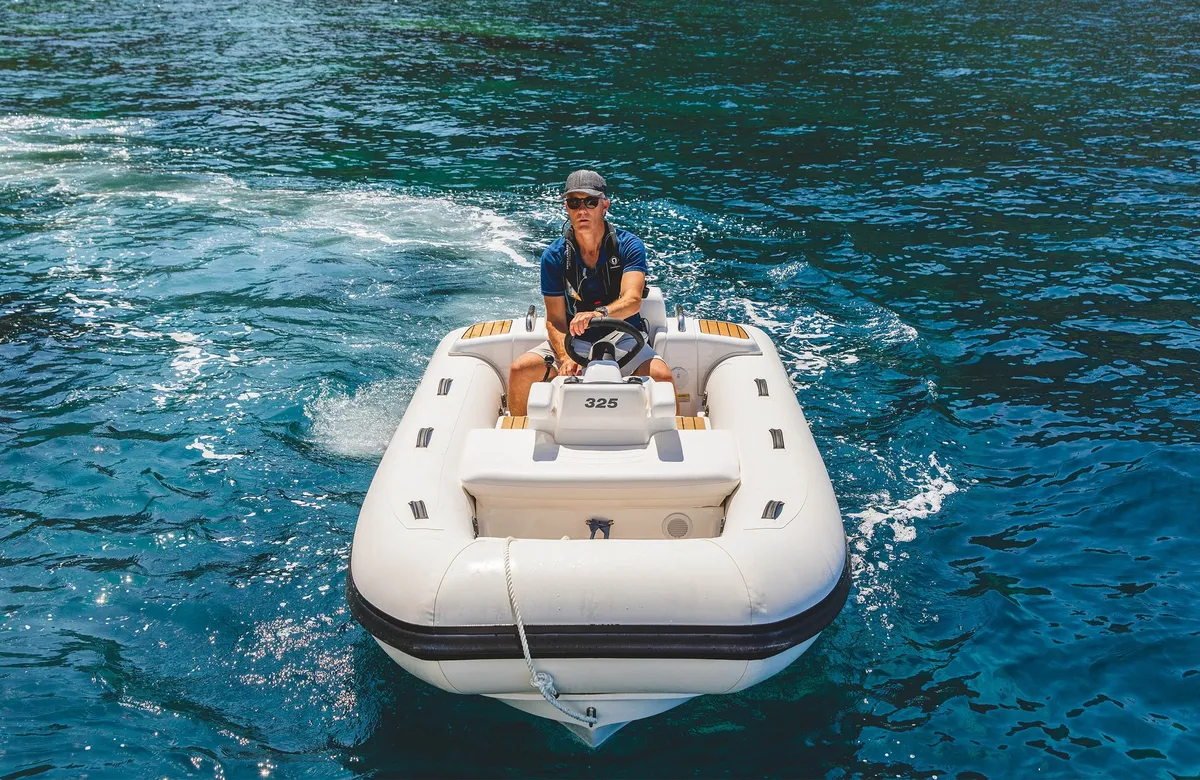 Williams Jet Tenders TurboJet 325: Man vaart rubberboot op zee