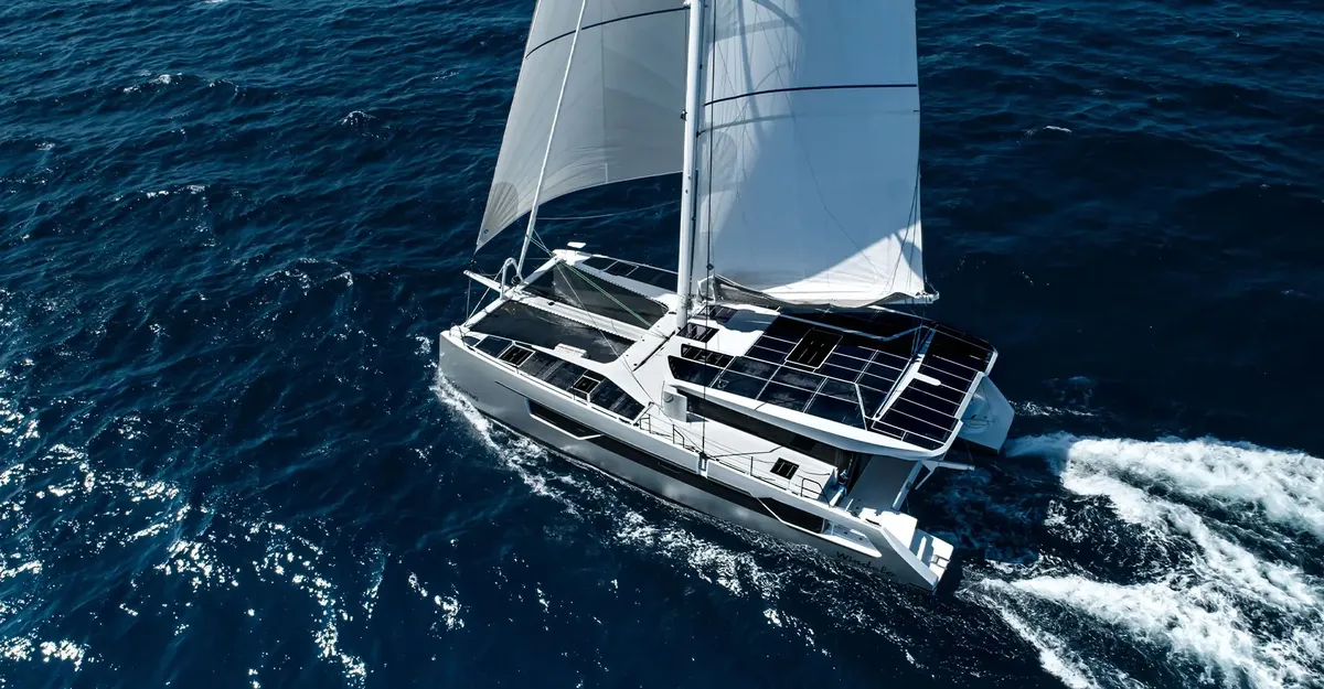 Windelo 50: Zeilboot varend op zee