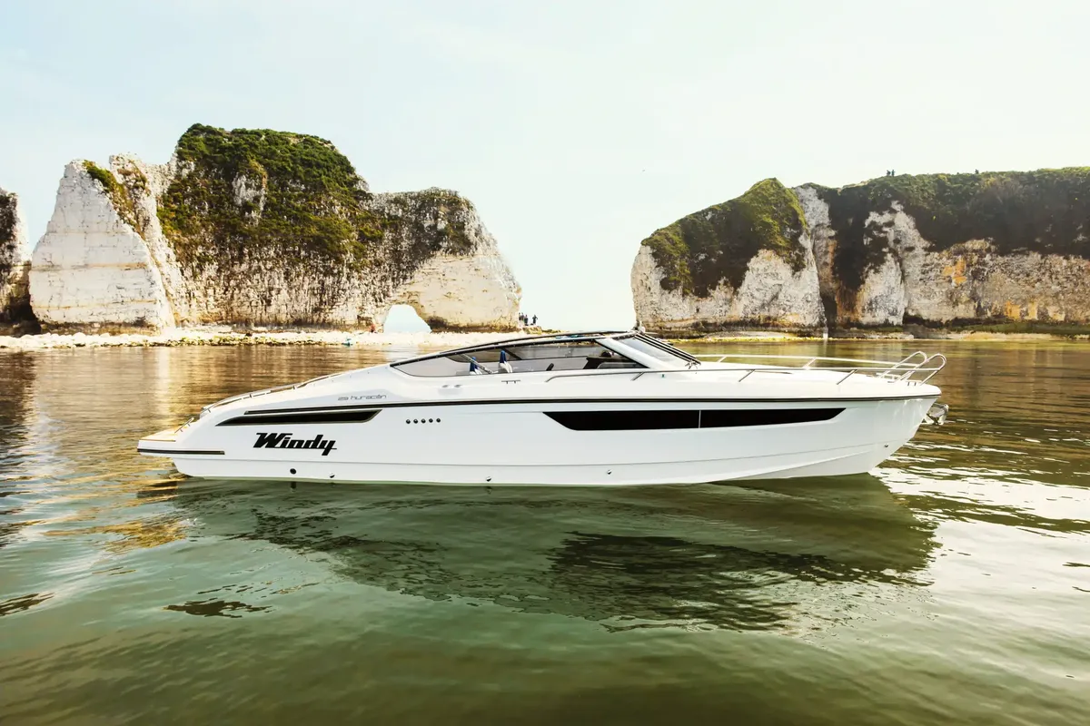 Windy 29 Huracan: Witte boot voor rotsformaties
