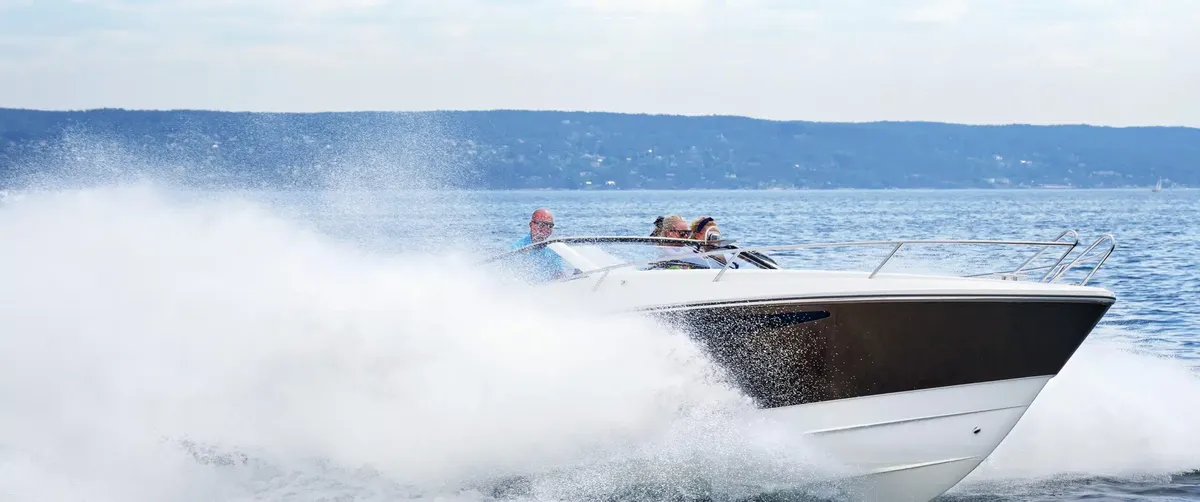 Windy 32 Grand Zonda: Boot varend met waterspetters