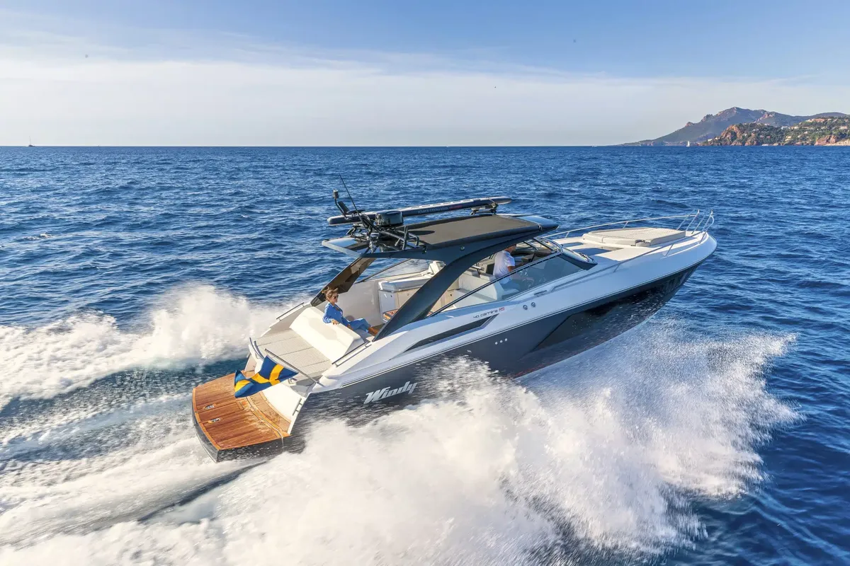 Windy 40 Camira: Speedboot varend op zee