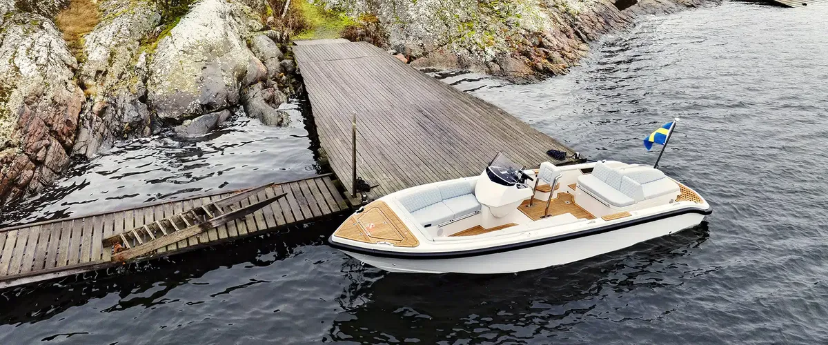 Windy SR26: Boot aangemeerd bij steiger