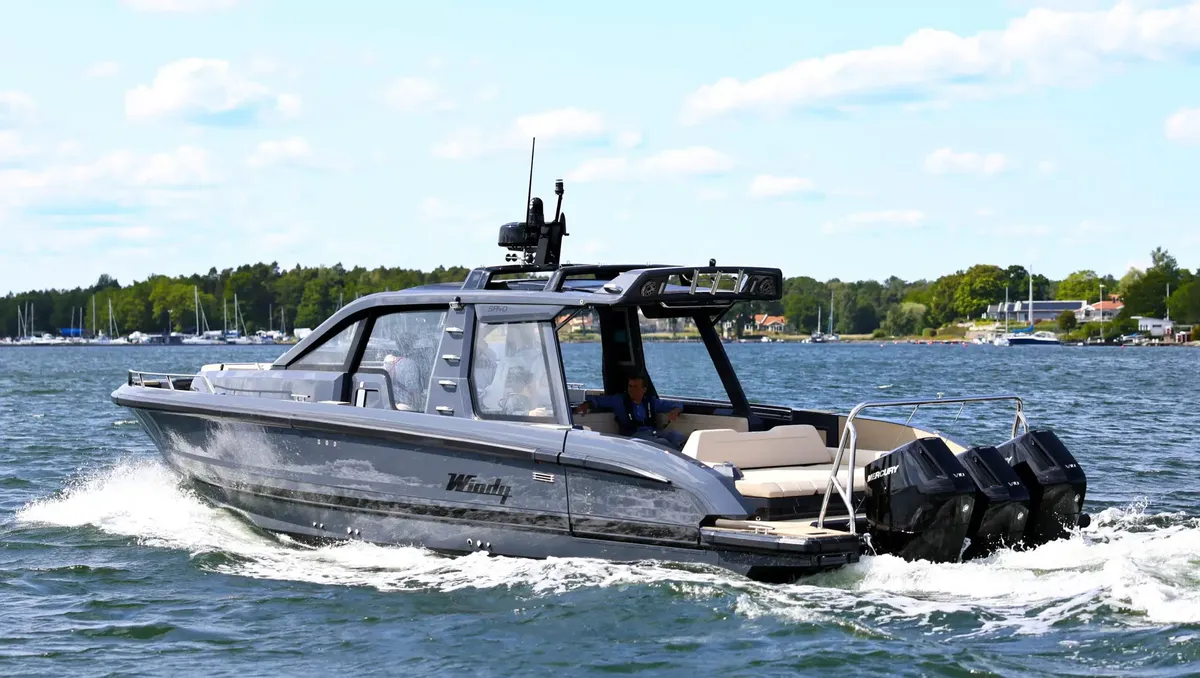 Windy SR40: Boot varend op water