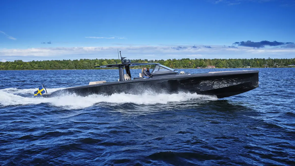 Windy SR60: Zwarte boot varend op zee