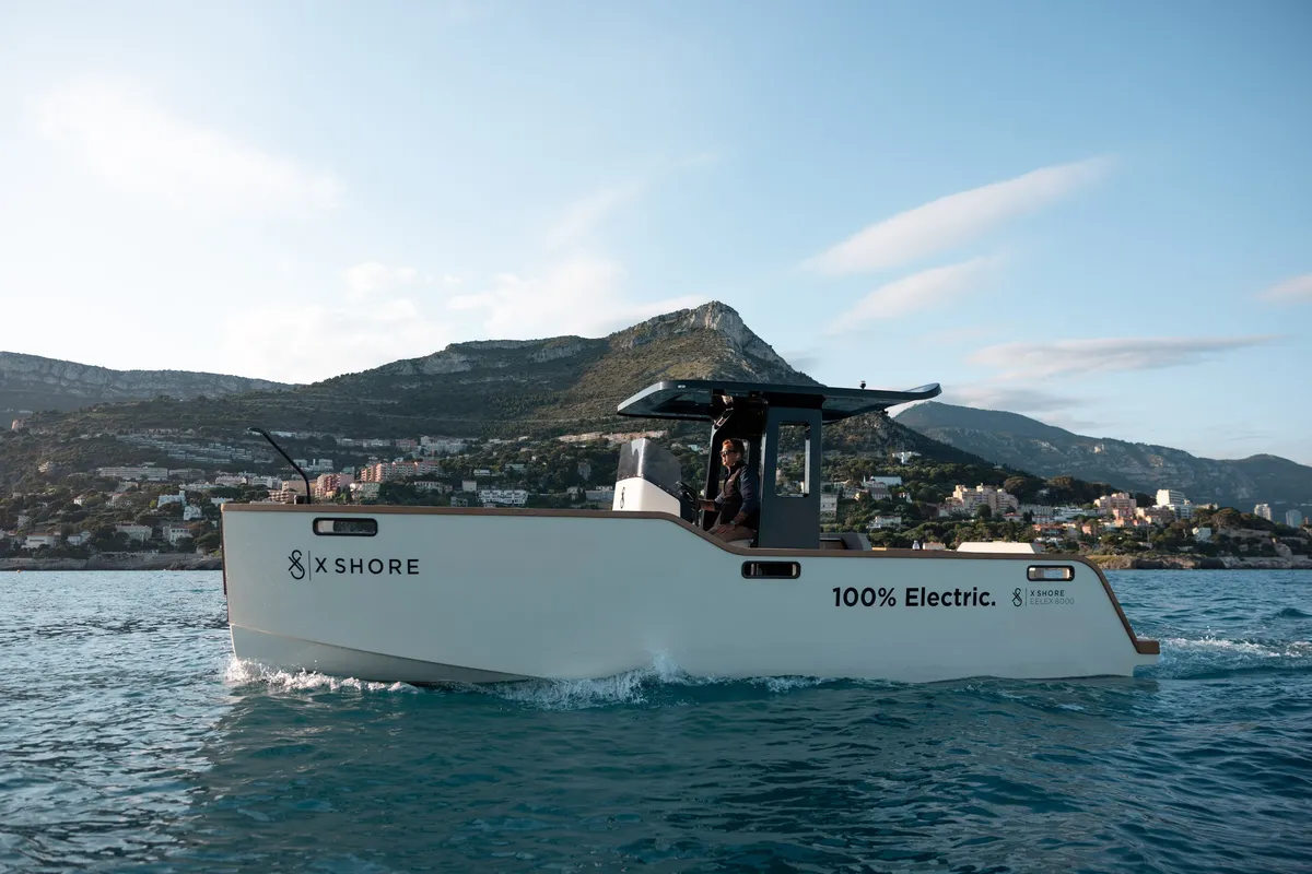 X Shore Eelex 8000: Elektrische boot vaart op zee