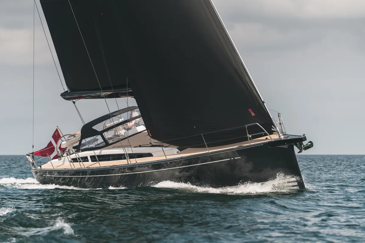 X-Yachts X5^6: Zeilboot varend op zee