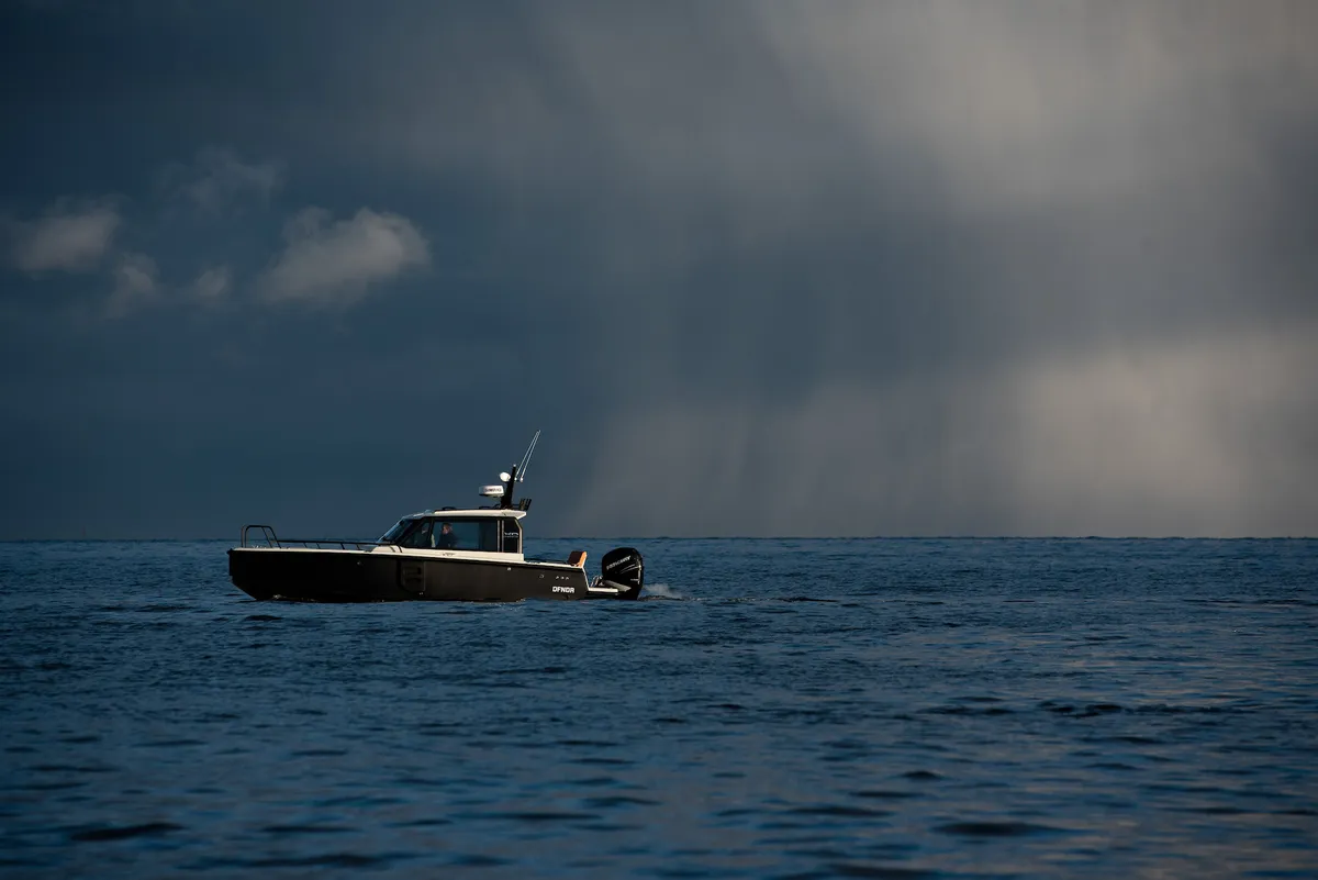 XO Boats DFNDR 8: Boot varend op zee