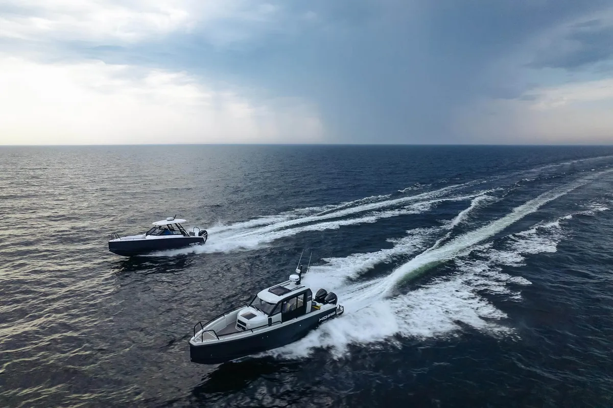 XO Boats DFNDR 9: Twee boten varen op zee