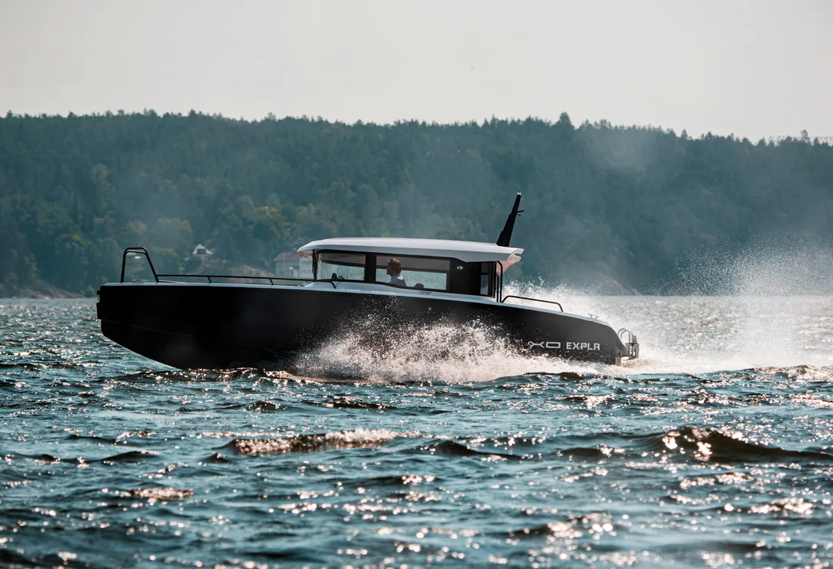 XO Boats EXPLR 10 Sport+ IB: Boot varend op water
