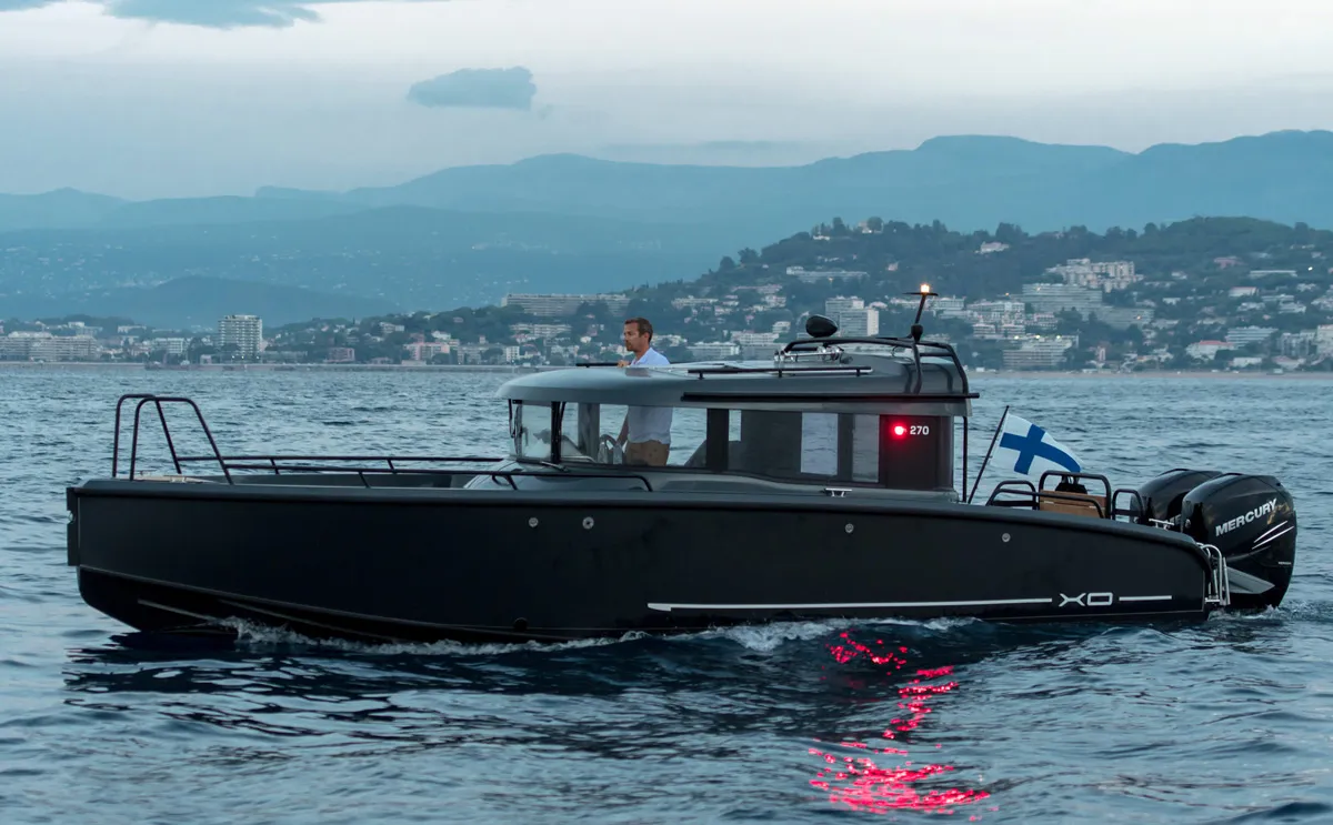 XO Boats EXPLR 10 Sport+: Boot varend op zee