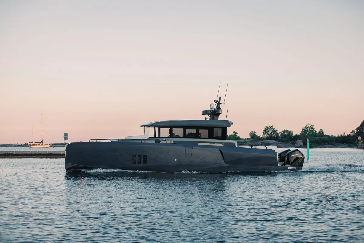 XO Boats EXPLR 44: Motorboot vaart op water