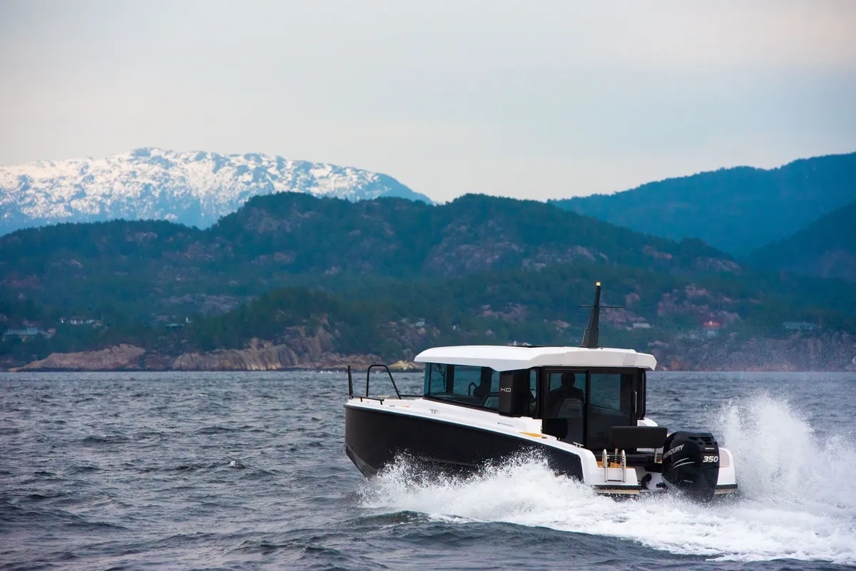 XO Boats EXPLR 9: Boot varend op zee met bergen